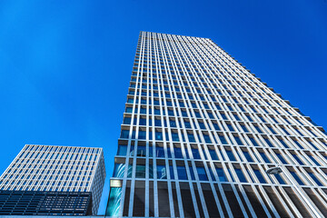 Obraz na płótnie Canvas Skyscraper building against the blue sky