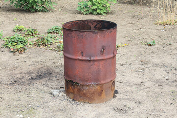 Obraz premium Rusty worn metal barrel, selective focus.