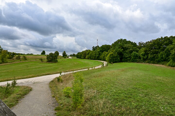 idyllischer Wanderweg durch das Naturschutzgebiet Isarleite bei Landshut in Bayern, Deutschland im Sommer