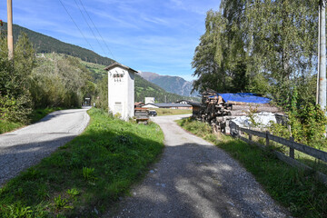 Wanderweg und kleiner Bach der Gilfenklamm bei Stange, Sterzing, Autonome Provinz Bozen -...