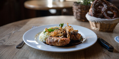 Fleischpflanzerl mit Kartoffelpüree und Röstzwiebeln