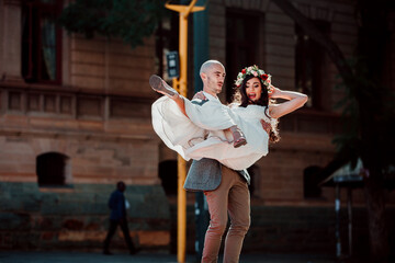 Obraz premium Married couple having fun in the city