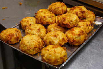 Frittatine di pasta napoletane appena fritte e pronte per essere servite in una pizzeria napoletana