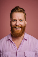 Obraz premium Ginger white man with beard smiling and looking at camera