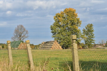 Krajobraz wiejski z belami siana © EwaAF