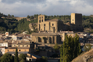 Obraz premium View of the church San Salvador and the town of Luesia around it, in a rural and natural environment, Aragon, Spain