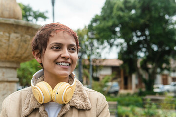 A Latin woman with headset is getting to know a town