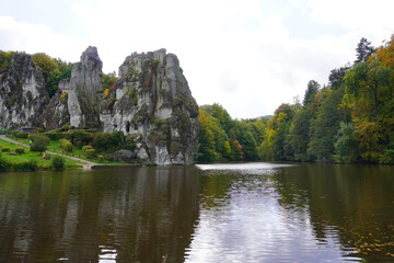 Blick über den kleinen See auf die Externsteine in Nordrhein Westfalen