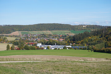 Fototapeta na wymiar Blick über die Felder ins Tal auf Delligsen im Herbst