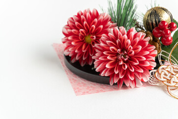 ダリアと正月飾りの和風背景