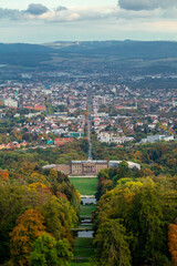 Obraz premium Herbstspaziergang durch den wunderschönen Bergpark Kassel Wilhelmshöhe - Hessen - Deutschland