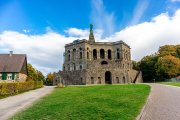 Fototapeta premium Herbstspaziergang durch den wunderschönen Bergpark Kassel Wilhelmshöhe - Hessen - Deutschland