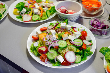 Bunter gemischter Salat mit Schafskäse.