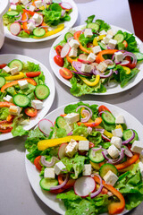 Bunter gemischter Salat mit Schafskäse.