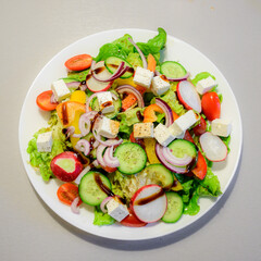 Bunter gemischter Salat mit Schafskäse.