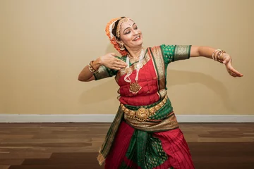 Deurstickers Kuchipudi dancer sharing her dance tradition © Jyotsna Bhamidipati 
