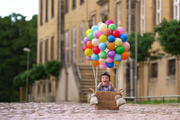 fröhlicher Junge im Ballon