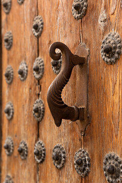Puerta antigua de madera con aldaba.