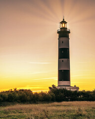 Coucher de soleil sur le phare de Chassiron sur l'île d'Oléron
