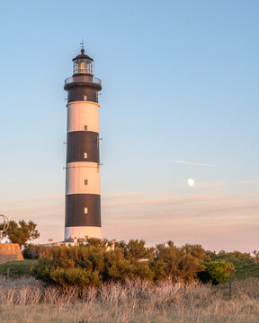 Coucher de soleil sur le phare de Chassiron sur l'&icirc;le d'Ol&eacute;ron
