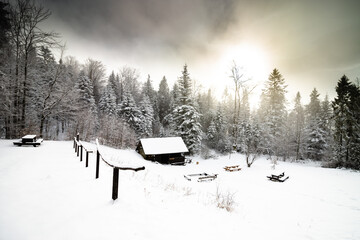 Zimowa polana z chatą drewniana © Rafal Kot