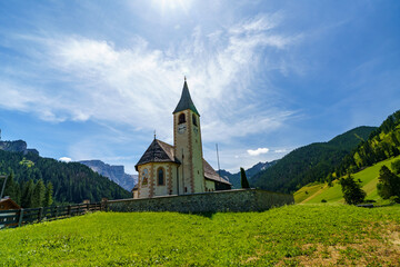 Fototapeta na wymiar Italy 2022 Lago Di Braies Alpy Dolomity