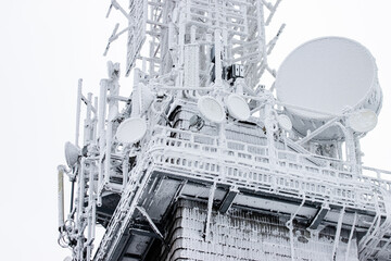 Oblodzona wieża komunikacyjna z antenami