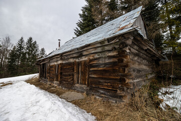 Stary dom z drewna w zimowe