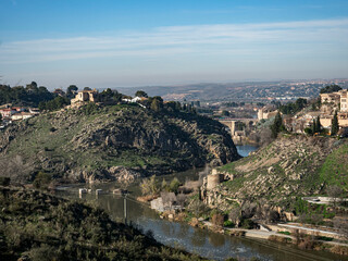 Fototapeta na wymiar Der Fluss Tajo mit der Altstadt von Toledo in Spanien