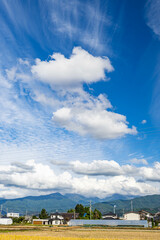 秋の空と田園風景