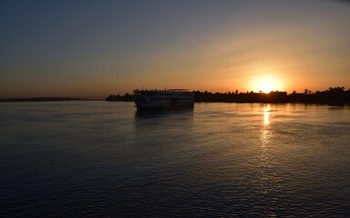 Fototapeta premium Najdłuższa rzeka Afryki Życiodajny Nil 