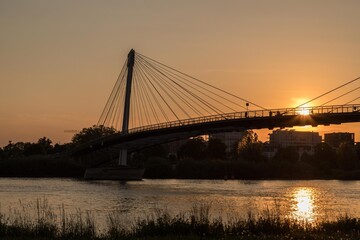 Fototapeta na wymiar Brücke über den Rhein im Gegenlicht der untergehenden Sonne.