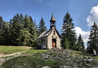 Fototapeta na wymiar Kapelle zwischen Hemmersuppenalm und Winklmoosalm bei Reit im Winkl, Chiemgau, Alpen, Bayern, Deutschland