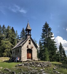 Fototapeta na wymiar Kapelle zwischen Hemmersuppenalm und Winklmoosalm bei Reit im Winkl, Chiemgau, Alpen, Bayern, Deutschland