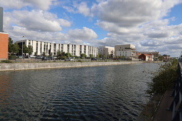 Immeuble de bureaux le long du canal, vue de l'extérieur, ville de Calais, département du Pas de Calais, France