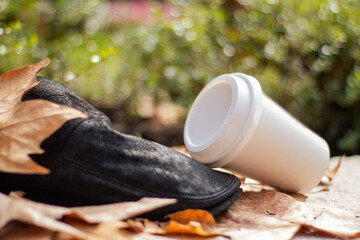 Gorra posada en la calle junto a un café en otoño.
