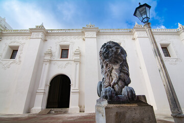 Escultura de un león, en uno costado de acceso a la Catedral de la ciudad de León