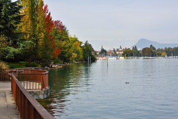 Fototapeta na wymiar Bord du Lac d'Annecy depuis la promenade Cheltenham (Haute-Savoie)