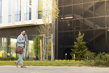 Business man in front of modern office building Business man walking of his office and using mobile phone
Warm coloured edit photo
Stock photo