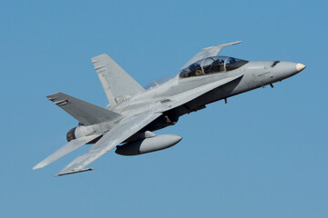 Avión de combate bimotor maniobrando F-18 hornet