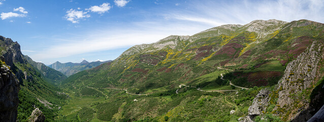 Panorámica de las montañas de colores de Somiedo en Asturias, paisaje escénico con cielo azul y flores de colores, en vacaciones de verano de 2021