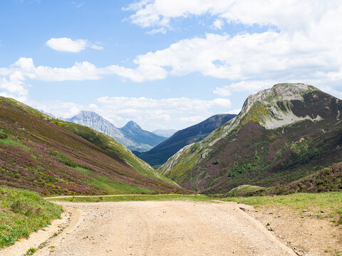 Alto de la Farrapona es un puerto de monta&ntilde;a entre los parques naturales de Somiedo y de Las Ubi&ntilde;as-La Mesa. rodeado de gran belleza, en el norte de Espa&ntilde;a, verano 2021