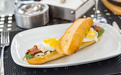 bun with fried egg and bacon