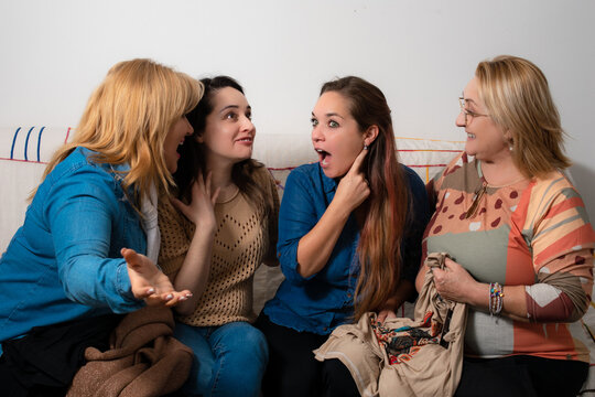 Grupo de mujeres familiares teniendo una reuni&oacute;n y compartiendo chisme. Madre, t&iacute;a e hijas