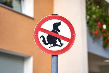 A sign saying the lawn is not a dog toilet. It's not allowed for dogs to poop on the lawn.