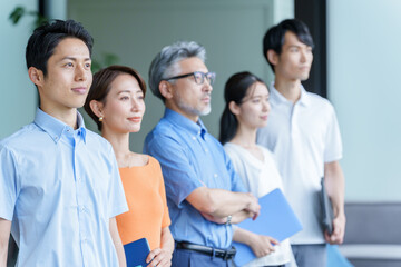 オフィスで整列するビジネスパーソン