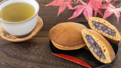 和菓子のどら焼きと緑茶｜紅葉と秋のイメージ