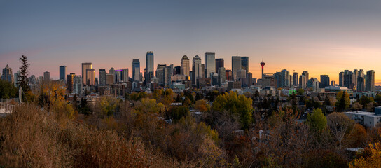 Obraz premium Panoramic image of Calgary's beautiful skyline on a late autumn morning.