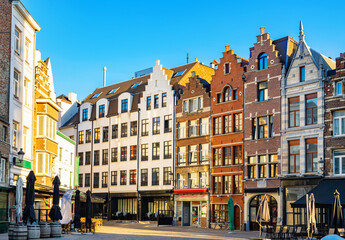Grote Markt von Antwerpen, Belgien. Blick auf typische belgische Gebäude, Hotels und Restaurants.