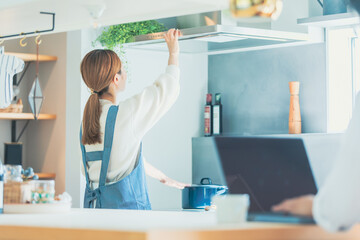 キッチンに立つ女性　kitchen © 健二 中村
